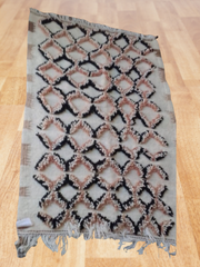 Load image into Gallery viewer, Amazigh Rug - Zigzag design - Moroccan Rug - Artistic rugs - Wool Rug - Bohemian Rug - White Rug - Antique Rug - Atlas Rug - Unique design - AUALIRUG