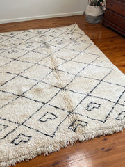 Load image into Gallery viewer, Gorgeous Beni Ourain Carpet - Black Hearts Moroccan Rug -Rug - Fluffy Moroccan Rug - Shag Area Rug for Nursery or Bedroom - Modern Artwork