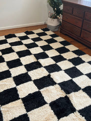 Load image into Gallery viewer, Gorgeous Beni Ourain Rug - Moroccan Rug - Berber Style Rug - White and Black rug - Handmade Rug - Checkered Rug - Winter Rug - Free Shipping