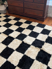 Load image into Gallery viewer, Gorgeous Beni Ourain Rug - Moroccan Rug - Berber Style Rug - White and Black rug - Handmade Rug - Checkered Rug - Winter Rug - Free Shipping