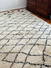 Load image into Gallery viewer, Traditional Moroccan rug - Wool Carpet Handmade by Berber Women - Chic Rug - Azilal Berber Rug- Hand Knotted Rug- Black White Custom Rug