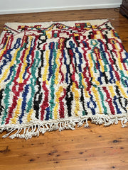 Load image into Gallery viewer, Fluffy Azilal Rug - Moroccan Beni Ourain Rug - Old Berber Rug - Carpet Handmade by Berber Women - Chic Rug - Hand Knotted Rug- Shuggy Rug