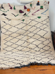 Load image into Gallery viewer, Traditional Moroccan rug - Wool Carpet Handmade by Berber Women - Chic Rug - Azilal Berber Rug- Hand Knotted Rug- Black White Custom Rug