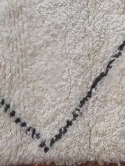 Load and play video in Gallery viewer, Beni Ourain Rug - Moroccan Berber Rug - All Wool Berber Rug - Oriental design - Handmade Moroccan Rug - Genuine Lamb Wool - Black &amp; White
