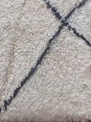 Load and play video in Gallery viewer, Beni Ourain Rug - Authentic Moroccan Carpet - Custom Beni Ourain Rug - Berber Rug - Large Moroccan Rug - White&amp; Black Rug - Shaggy Rug
