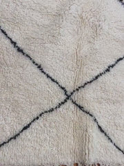 Load and play video in Gallery viewer, Beni Ourain Rug - Moroccan Rug - Old Berber Rug - Authentic Rug - Genuine Lamb Wool - Antique Berber Rug - Rug With attractive design
