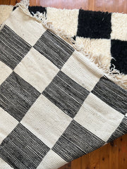 Load image into Gallery viewer, Gorgeous Beni Ourain Rug - Moroccan Rug - Berber Style Rug - White and Black rug - Handmade Rug - Checkered Rug - Winter Rug - Free Shipping
