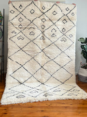 Load image into Gallery viewer, Gorgeous Beni Ourain Carpet - Black Hearts Moroccan Rug -Rug - Fluffy Moroccan Rug - Shag Area Rug for Nursery or Bedroom - Modern Artwork
