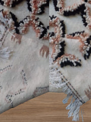 Load image into Gallery viewer, Amazigh Rug - Zigzag design - Moroccan Rug - Artistic rugs - Wool Rug - Bohemian Rug - White Rug - Antique Rug - Atlas Rug - Unique design
